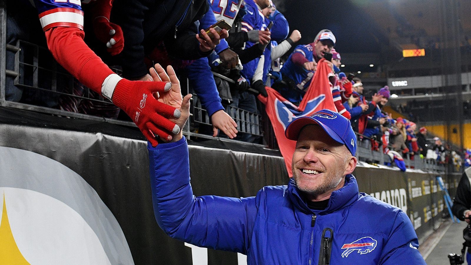 
                <strong>Gewinner: Sean McDermott</strong><br>
                Seit seiner Ankunft vor drei Jahren hat Head Coach Sean McDermott die Buffalo Bills komplett umgekrempelt und aus dem Mittelmaß gezogen. Dank des 17:10-Erfolgs über die Pittsburgh Steelers sicherten sich die Bills ein Playoff-Ticket und mit elf Siegen stellen sie schon jetzt die beste Bilanz seit 1999.
              