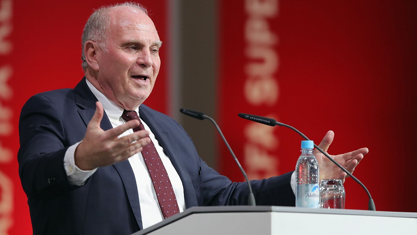 
                <strong>Hoeneß geht nie ganz</strong><br>
                Dass es lange still um Hoeneß wird, braucht aber niemand glauben. Auf der PK, auf der er seinen Rückzug verkündete, sagte er: "Wer mich kennt, der weiß, dass ich kein Zigarre rauchender und Golf spielender Rentner werde. Sie werden schon noch von mir hören."
              