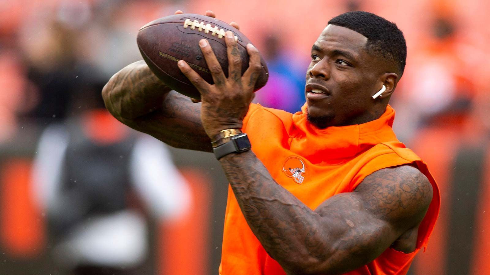 
                <strong>Josh Gordon - 2012</strong><br>
                Wegen seines Rauswurfs an der Baylor University nach einem nicht bestandenen Drogentest musste Josh Gordon 2012 am Supplemental Draft der NFL teilnehmen. Die Cleveland Browns gaben dem hochveranlagten Wide Receiver eine Chance, die dieser in seinem zweiten Jahr mit 1646 Receiving Yards in nur 14 Spielen umgehend zurückzahlte. Allerdings gelang es dem heute 32-Jährigen lange nicht seine Probleme abseits des Feldes in den Griff zu bekommen. Die Spielzeiten 2015 und 2016 verpasste er vollständig aufgrund von Sperren wegen Drogen-Konsums. Schwache Leistungen nach seinem Comeback 2017 sorgten dafür, dass Gordon von den Browns zu den New England Patriots getradet wurde. Weder dort noch bei seinen drei nächsten Stationen konnte der Receiver aber wirklich Fuß fassen. Zuletzt spielte er bei den Seattle Sea Dragons in der XFL.
              