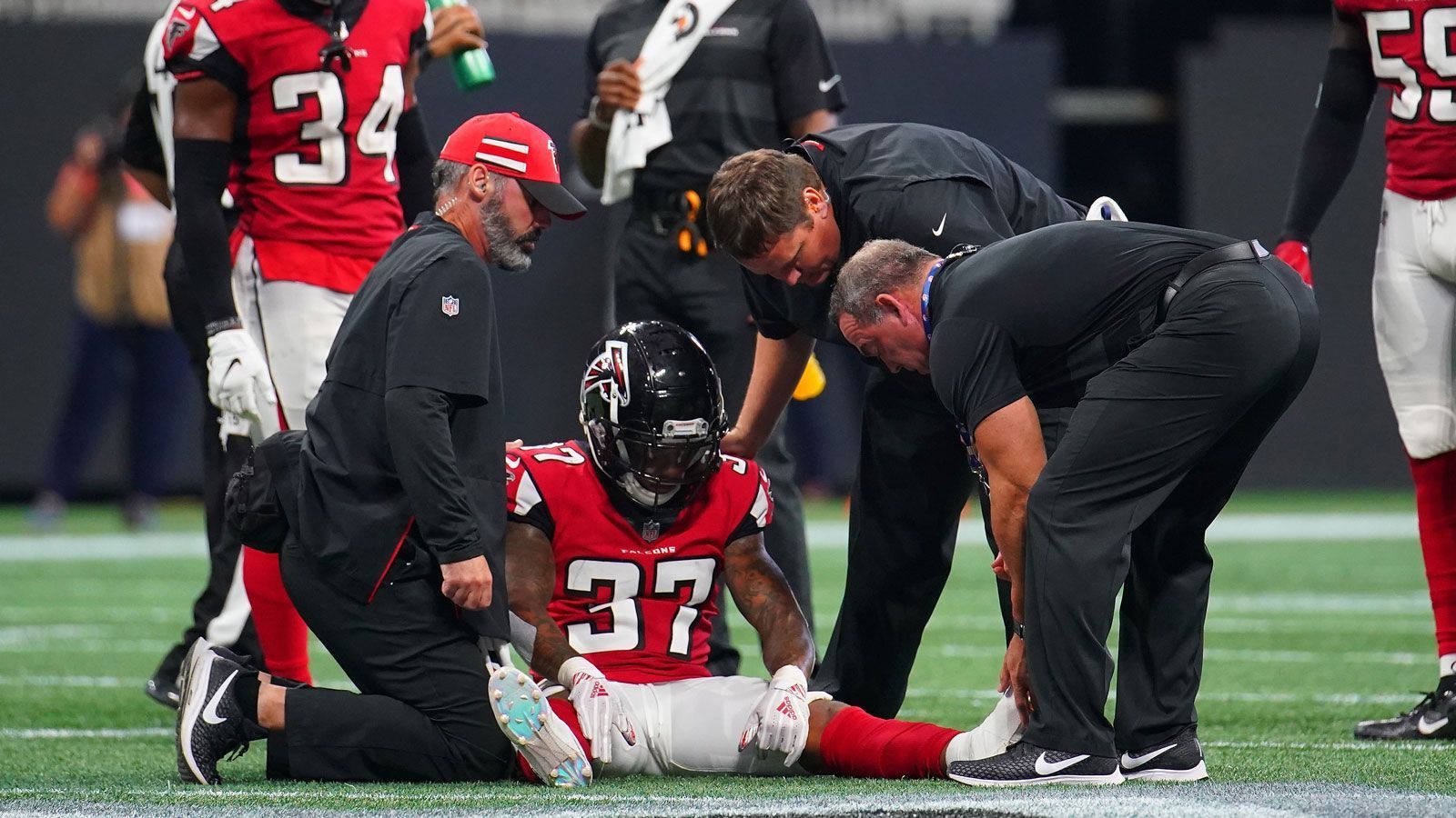 
                <strong>Ricardo Allen (Atlanta Falcons)</strong><br>
                Die Atlanta Falcons müssen für den Rest der Saison ohne ihren Safety auskommen. Wie das Team aus Georgia mitteilte, zog sich Ricardo Allen bei der 37:43-Overtime-Pleite gegen die New Orleans Saints einen Achillessehnenriss zu. Er wird in dieser Spielzeit nicht mehr zum Einsatz kommen.
              