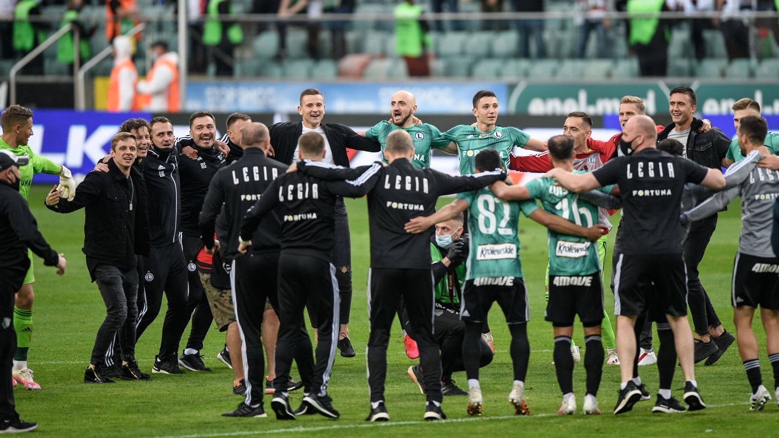 
                <strong>Polen: Legia Warschau</strong><br>
                Die Meisterschaft in der polnischen PKO Ekstraklasa ist entschieden. Am 35. Spieltag der Saison 2019/20 durfte Legia Warschau nach einem 2:0-Sieg (der Ex-Nürnberger Tomas Pekhart traf zum 1:0) über Cracovia den 14. Meistertitel in der Vereinsgeschichte bejubeln. Für den Klub aus der polnischen Hauptstadt ist es der sechste Titel in den vergangenen acht Jahren. Durch den 14. Streich ist Legia nun mit den bisherigen Rekordmeistern Ruch Chorzow und Gornik Zabrze gleichgezogen. 
              