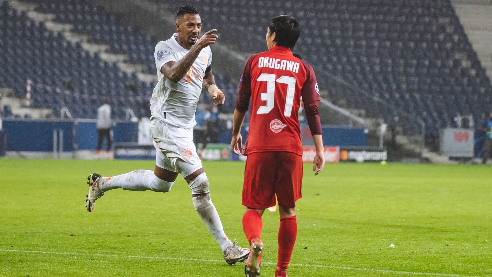 
                <strong>Red Bull Salzburg</strong><br>
                Nicht unterzubewerten ist der Faktor Familie bei der Entscheidung von Jerome Boateng. Eine Option für den Weltmeister wäre daher auch Red Bull Salzburg. Die Österreicher sind zwar nicht direkt für die Champions League qualifiziert, spielen aber in den Playoffs zur Gruppenphase. Zudem könnte Boateng relativ "einfach" weitere Titel sammeln, die Österreicher sind Serienmeister und die dominante Kraft in ihrer eigenen Liga. Jedoch ist Salzburg erst eine Alternative, sollte es keine hochkarätigen Angebote für Boateng geben, wovon nicht auszugehen ist.
              