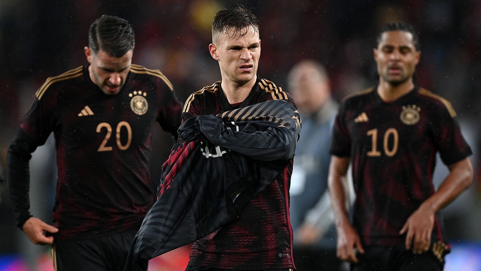 
                <strong>Ein Sieg, eine Niederlage</strong><br>
                Einen Sieg (2:0 gegen Peru) und eine Niederlage (2:3 gegen Belgien) spielte die wild zusammengewürfelte Mannschaft voller Neulinge – von denen nur der Dortmunder Marius Wolf wirklich massig Spielzeit erhielt - ein.  
              