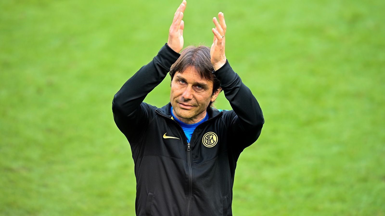 
                <strong>Antonio Conte</strong><br>
                Kurz nachdem Antonio Conte mit Inter Mailands Titelgewinn die Wachablösung im italienischen Fußball geschafft hat, verkündete er seinen Abschied, weil er den Sparkurs der chinesischen Klubbesitzer zur kommenden Saison nicht mittragen wolle. Der italienische Erfolgscoach hat zuvor schon Chelsea und Juventus zu Meisterschaften geführt. Ein Europapokalsieg fehlt ihm allerdings noch. Es wäre übrigens nicht das erste Mal, dass Real es bei Conte probiert. Im Herbst 2018 sagte der heute 51-Jährige den Spaniern noch ab, weil er ein Team nicht mitten in der Saison übernehmen wolle. Stattdessen übernahm damals Santiago Solari das Amt.
              