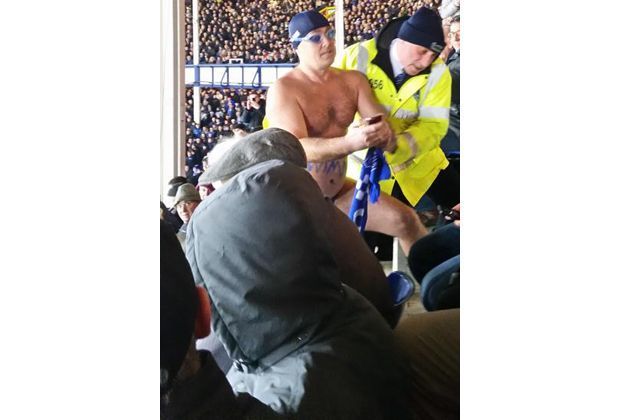 
                <strong>Everton-Fan bereit für's Schwimmbad?</strong><br>
                Kurz bevor der fanatische Everton-Fan abgeführt wird, schafft er es immerhin noch, dass der Security-Mann ein Foto von ihm macht. Wetter zum Baden war das bestimmt nicht am Wochenende, als der Lieblingsklub dieses Fans in der Liga gegen die Queens Park Rangers antrat. 
              