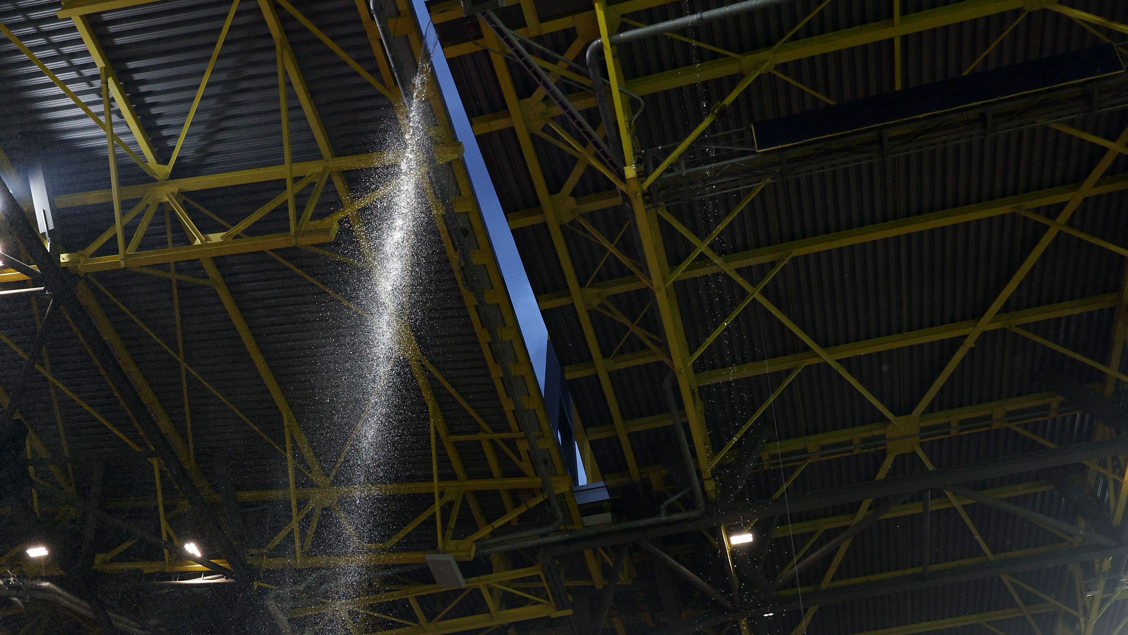 <strong>Schlitze im Dach sorgen für "Wasserfall"</strong><br>Schuld an den prasselnden Regenmassen, die in Form eines "Wasserfalls" auf die Tribüne kamen, sind diese Schlitze im Dach des Dortmunder Stadions.