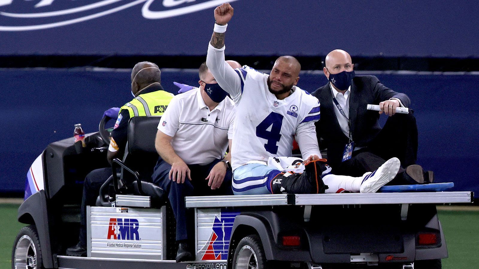 
                <strong>Gute Leistungen: Dak Prescott (Dallas Cowboys)</strong><br>
                Seit Jahren wartet Dak Prescott nun schon auf seinen ersten großen NFL-Vertrag, doch Cowboys-Owner Jerry Jones bleibt weiter hart. Vor der Saison unterschrieb der Quarterback dann zähneknirschend einen Franchise-Tag in Dallas. Wie seine gesamte Mannschaft machte Prescott nicht unbedingt mit Top-Leistungen auf sich aufmerksam, war aber meist der beste Mann auf Seiten der Cowboys. Eine schwere Verletzung beendete seine Saison frühzeitig, sein Fehlen wird von Spiel zu Spiel deutlicher: Seit Prescotts Saisonende gewannen die Cowboys nur eins von fünf Spielen, die Offense wirkt wie ein Schatten ihrer selbst. Vielleicht erkennt Jones ja endlich, dass Prescott genügend drauf hat für einen dicken Vertrag. 
              