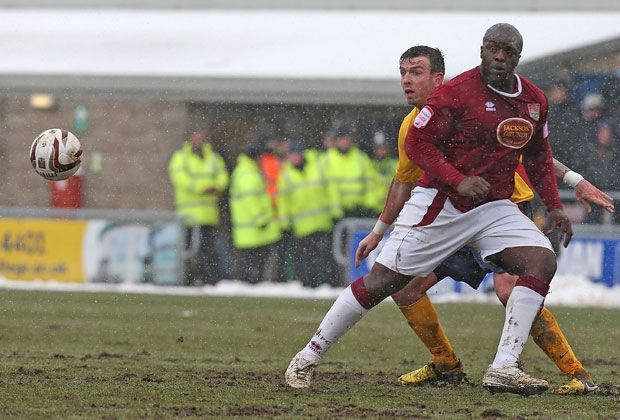 
                <strong>Adebayo Akinfenwa</strong><br>
                Hier ist er noch im Outfit seines Ex-Klubs Gillingham zu sehen.
              