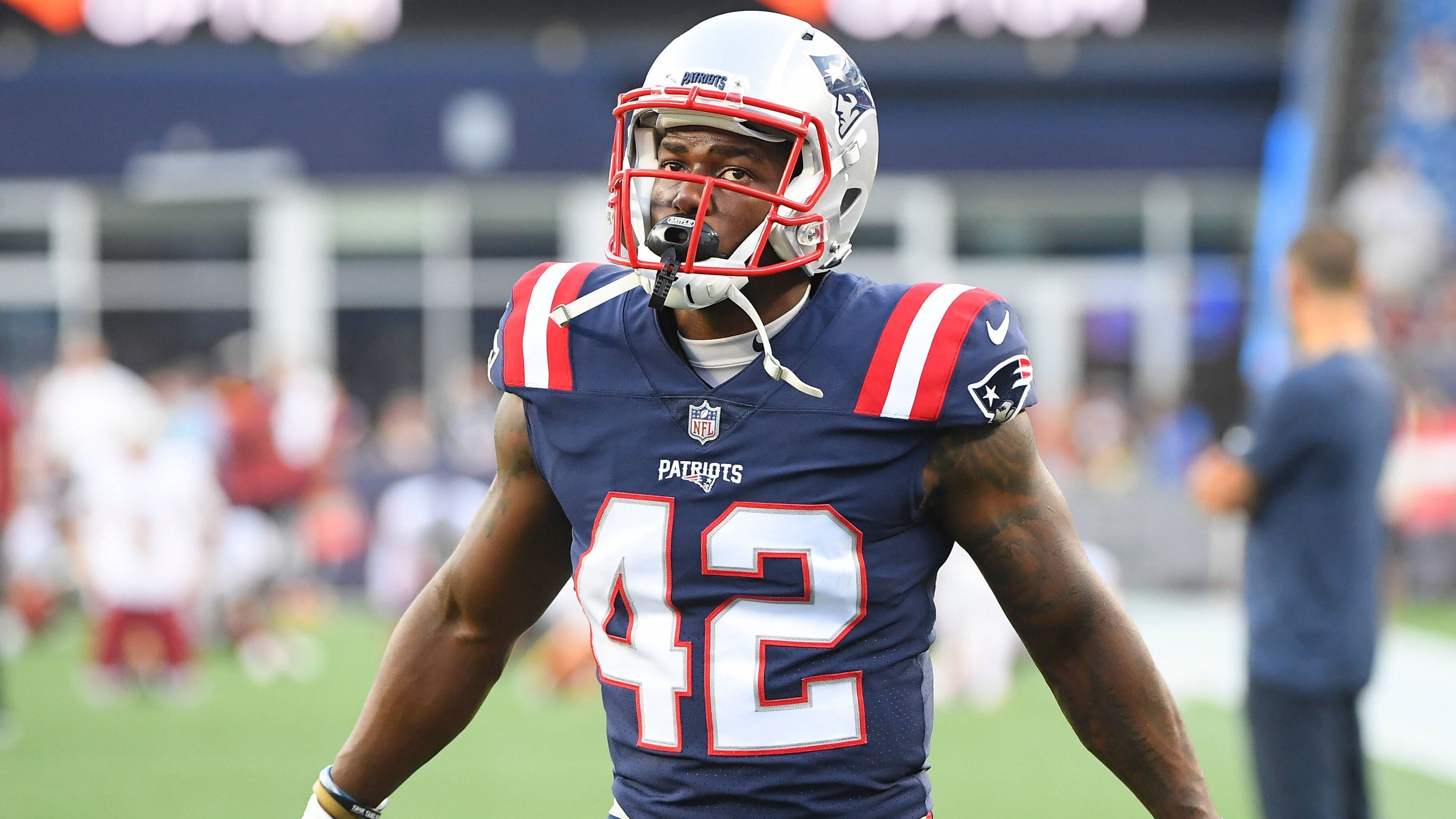 
                <strong>J.J. Taylor</strong><br>
                Joseph Justyn Taylor - wie er mit vollem Namen heißt - profitiert wie Stevenson von seinen Einsatzzeiten in den letzten beiden Quartern der Preseason-Spiele. Der Running Back wurde 2020 als Undrafted Free Agent von den Patriots unter Vertrag genommen und machte gleich in seiner ersten Spielzeit auf sich aufmerksam: Taylor absolvierte sechs Partien und erlief in 23 Versuchen 110 Yards - ein Touchdown blieb ihm bisher verwehrt ...
              