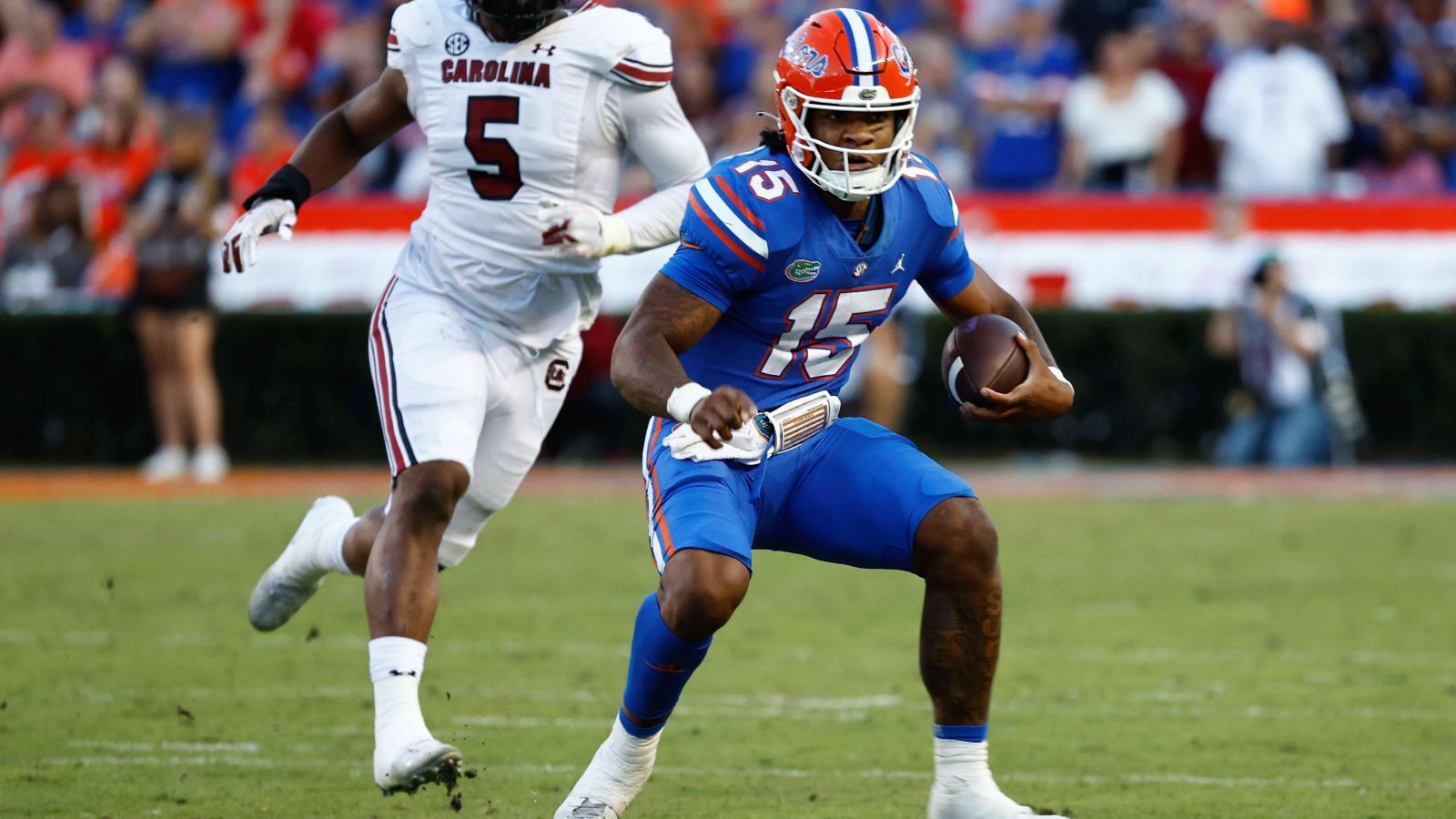 
                <strong>QB Anthony Richardson (Florida Gators)</strong><br>
                Das größte Fragezeichen steht wohl hinter Anthony Richardson. Oder vielleicht auch das größte Ausrufezeichen? Gefühlt ist beim jungen Gators-Spielmacher von Pick eins bis Tag zwei alles drin. Fakt ist: Richardson ist noch nicht wirklich bereit für die NFL. Aber sein Potential, oder wie die US-Amerikaner sagen, sein "Ceiling", ist das wohl höchste aller Quarterbacks.
              