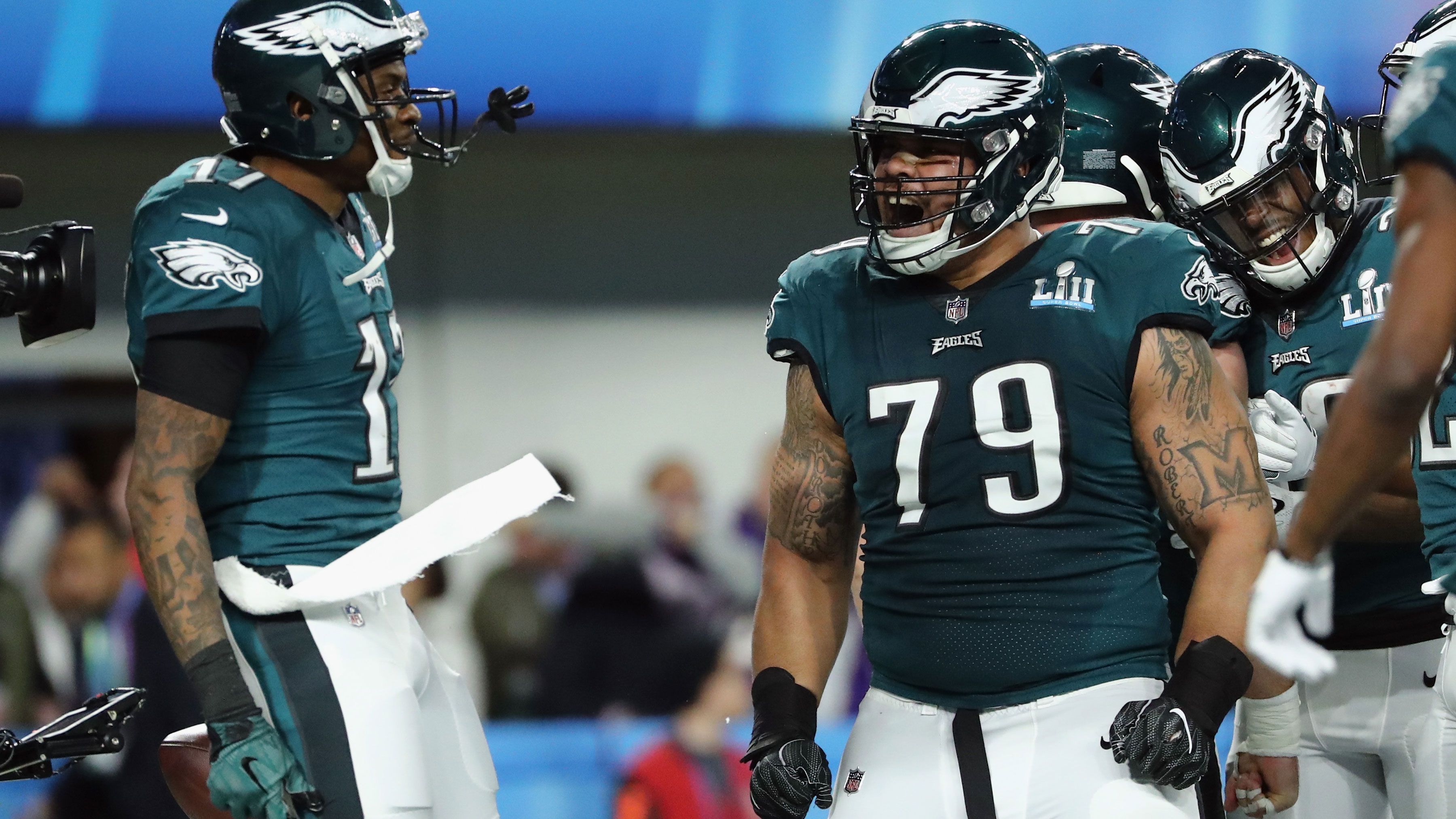 
                <strong>Right Guard: Brandon Brooks (Philadelphia Eagles)</strong><br>
                Brandon Brooks (re.) hatte zuletzt einige Verletzungsprobleme bei den Philadelphia Eagles. Dennoch verdient er in seinem 2019 unterschriebenen Vierjahresvertrag rund 56,4 Millionen US-Dollar. Pro Jahr sind das 14,1 Millionen US-Dollar.
              