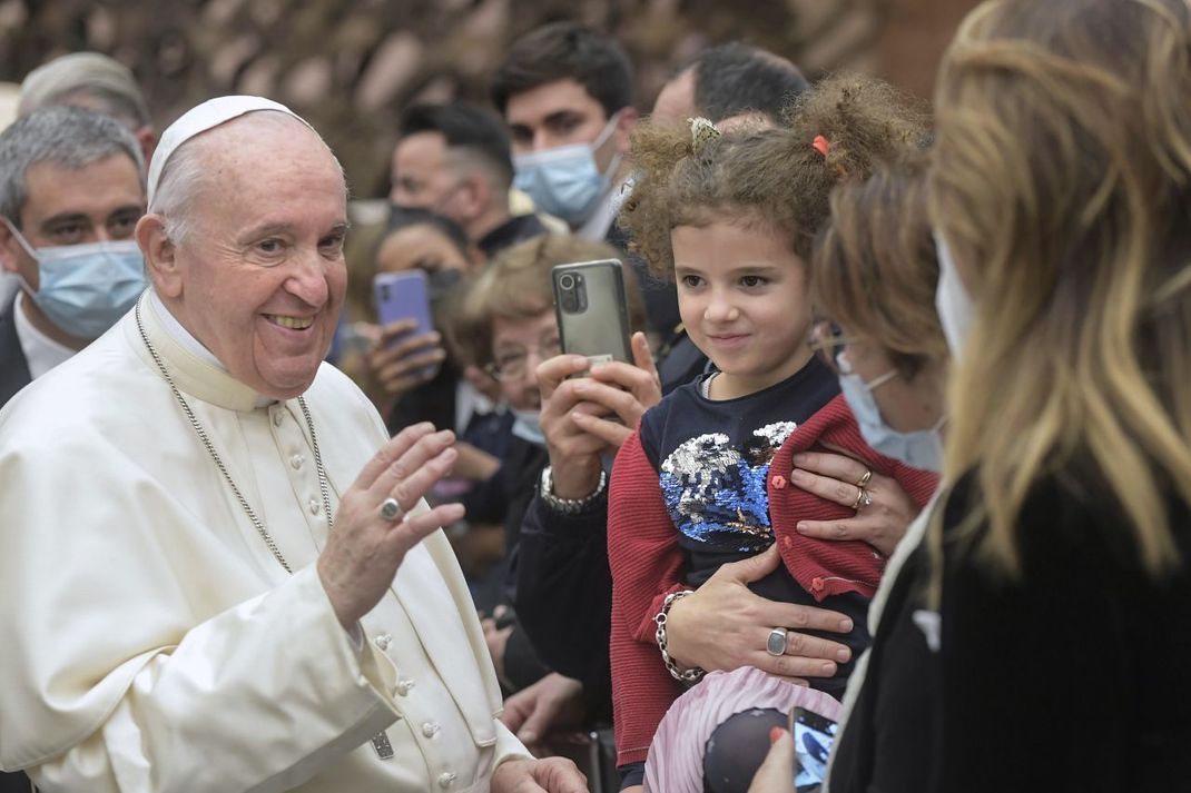 Papst Franziskus empfängt bei Audienzen regelmäßig Gläubige.