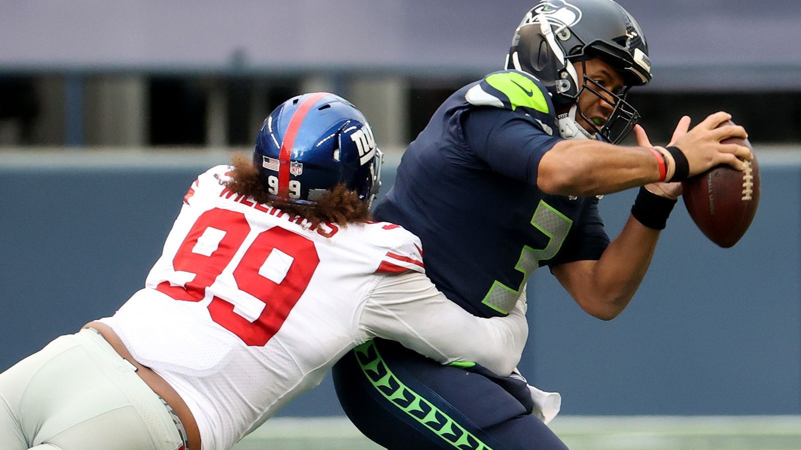 
                <strong>Leonard Williams (Defensive End)</strong><br>
                Als die Giants während der Saison 2019 einen Drittrunden-Pick zu den Jets schickten, war der Aufschrei groß im blauen Teil des Big Apple, während der grüne jubelte. Dies dürfte sich mittlerweile geändert haben, zwar hat Williams noch nicht ganz die Erwartungen erfüllt, die er als 6. Pick des Jahrgangs 2015 schürte, seine 8,5 Sacks nach 12 Spielen sind aber Karriere-Bestwert. Im Giants-Blau blüht der ehemalige USC Trojan auf. Gegen die Seahawks erzielte er 54 Sekunden vor Ende den Sack, der Russell Wilson auf 4. Versuch und 18 zurückwarf.
              