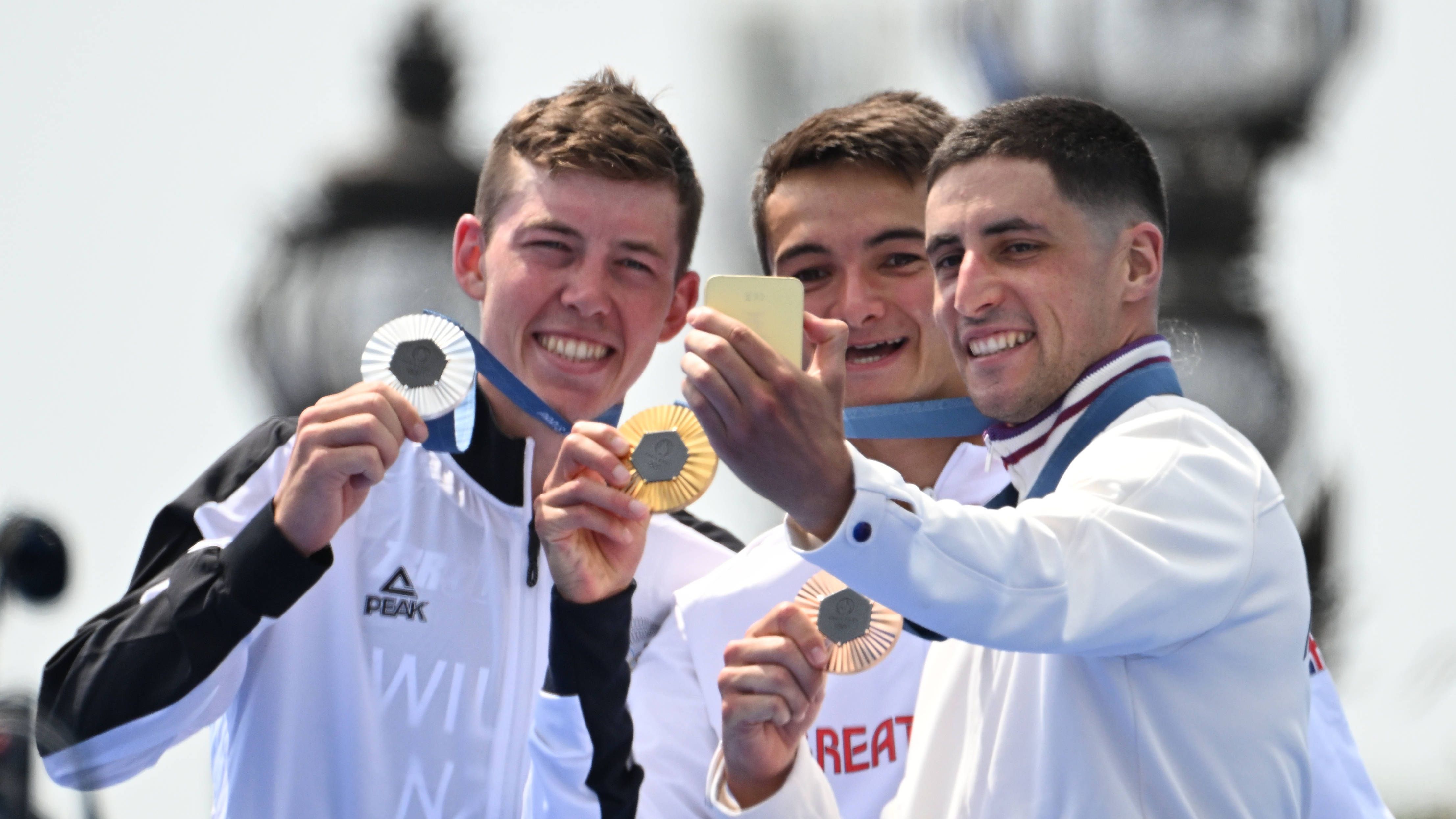 <strong>Olympia 2024: Die besten Bilder des fünften Tages</strong><br>Ein weiterer Moment für die Ewigkeit im Triathlon: Der Brite Alex Yee mit Gold, Hayden Wilde aus Neuseeland mit Silber und Bronzemedaillengewinner Leo Bergere (Frankreich).