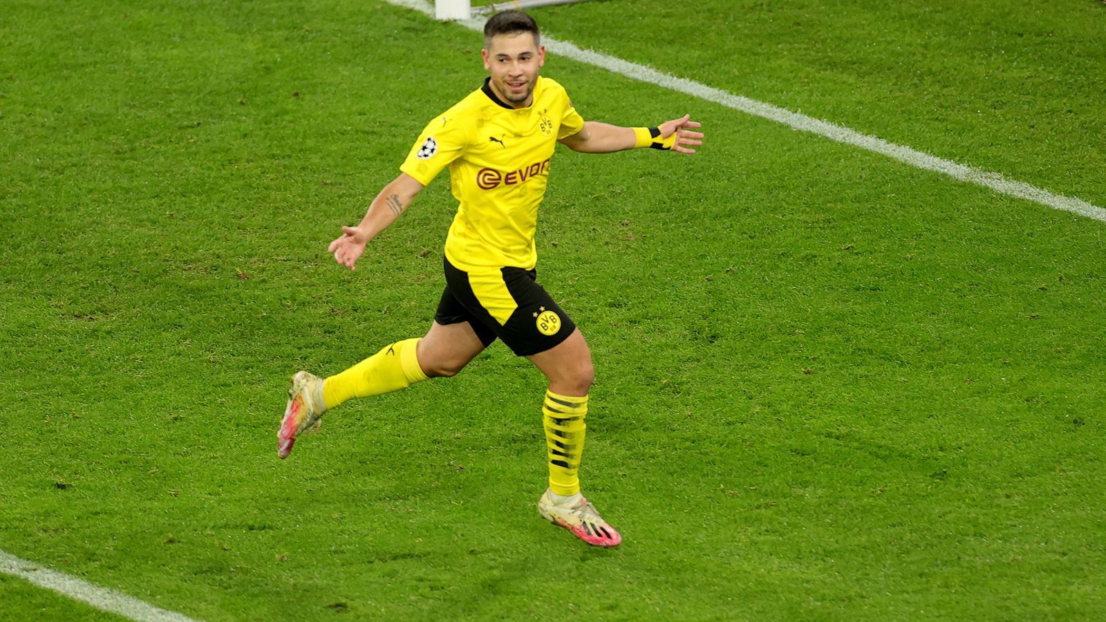 
                <strong>Platz 9 (geteilt): Raphael Guerreiro</strong><br>
                Champions-League-Tore für den BVB: 7 - Champions-League-Spiele für den BVB: 30
              