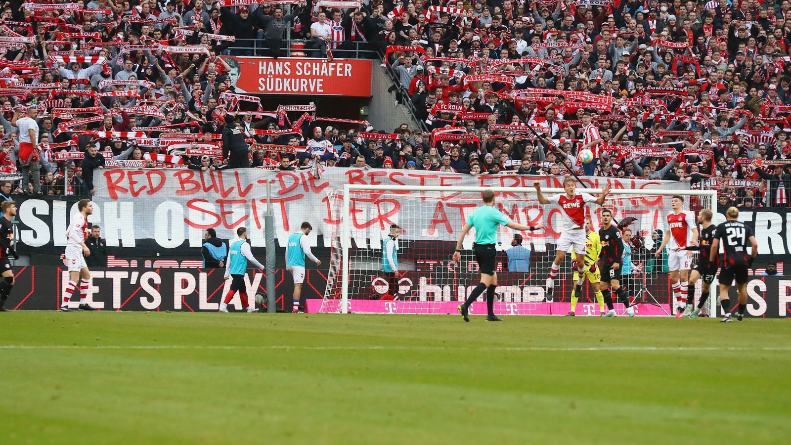 
                <strong>"Red Bull - die beste Erfindung seit der Atombombe"</strong><br>
                Die FC-Ultras verdeutlichten ihre Abneigung gegen RB Leipzig bzw. den Red-Bull-Konzern mit einem makabren Vergleich: "Red Bull - die beste Erfindung seit der Atombombe" stand auf einem Banner hinter dem Tor.
              