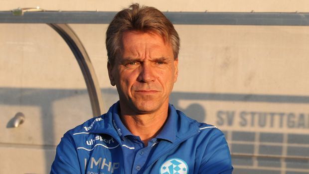 
                <strong>Horst Steffen</strong><br>
                Horst Steffen: Der Coach von Drittligist Stuttgarter Kickers wäre wohl die Überraschungslösung. Er übernahm die Kickers im Abstiegskampf der 3. Liga und führte die Schwaben in der vergangenen Saison auf Platz vier. Aktuell steht sein Team mit Rang fünf erneut glänzend da.
              