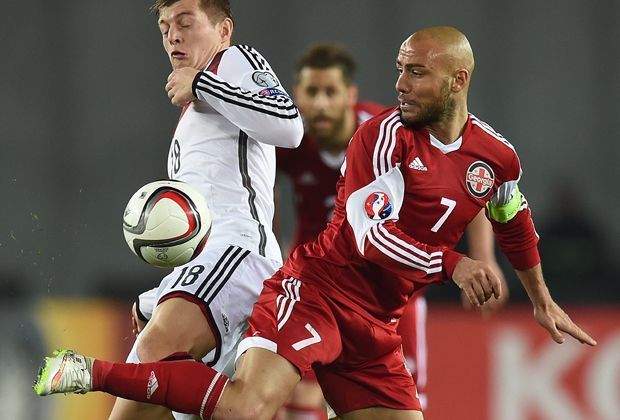 
                <strong>Jaba Kankava (Mittelfeld, 29 Jahre)</strong><br>
                Der Lebensretter: Als Oleg Gusew von Dinamo Kiew 2014 nach einem Zusammenprall mit Dnipro-Keeper Boyko die Zunge verschluckte, griff der Georgier ein und sorgte dafür, dass Gusew wieder atmen konnte. Im März unterlag Kankava mit Georgien in der EM-Quali Deutschland.
              