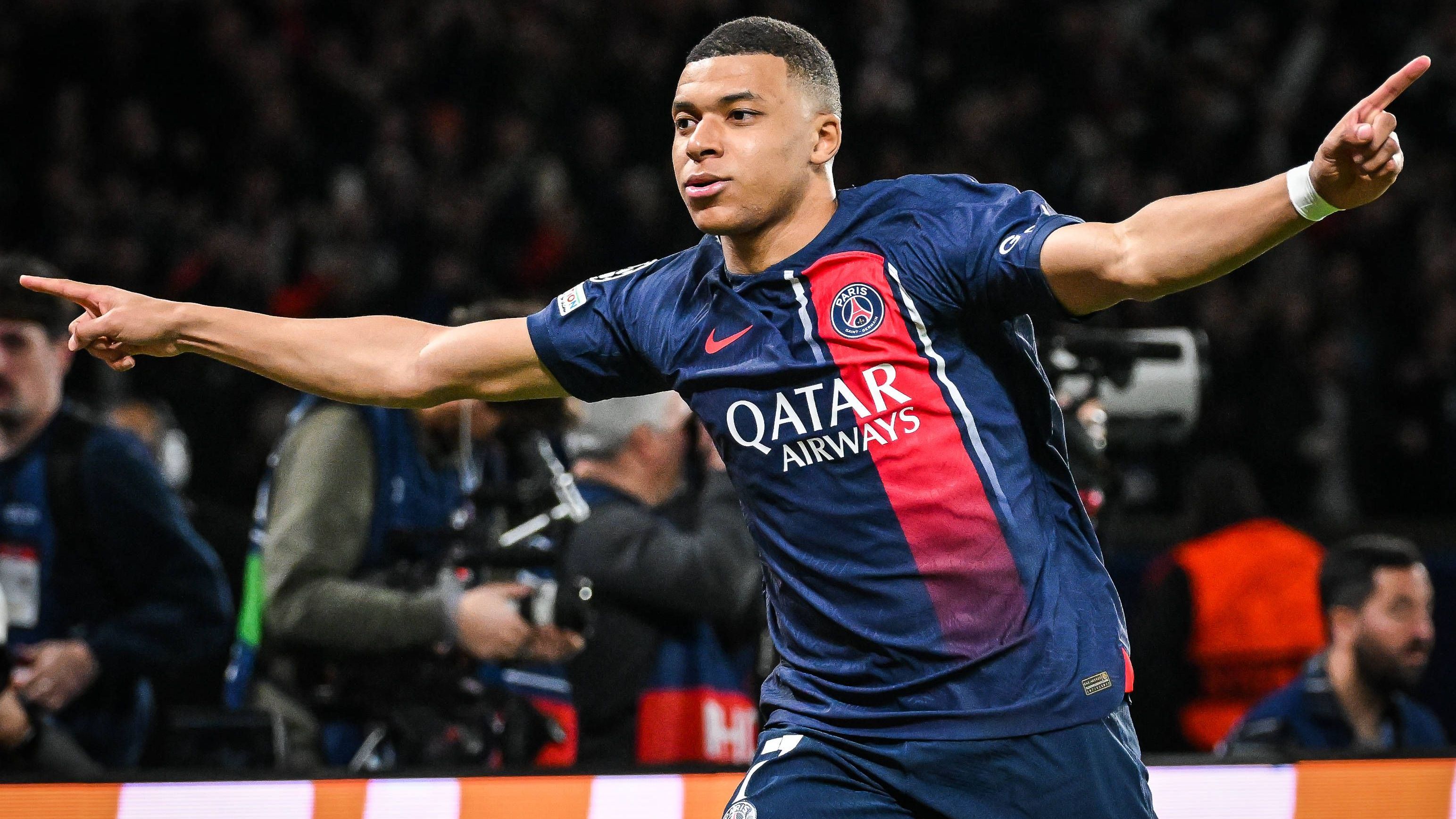 <strong>Kylian Mbappe: Welche Landing Spots gibt es für den Superstar?<br></strong>In diesem Sommer ist es anscheinend so weit: Kylian Mbappe kehrt Paris Saint-Germain den Rücken und sucht nach Auslaufen seines Vertrages eine neue Herausforderung. Das zumindest soll die Entscheidung sein, die der 25-Jährige der Vereinsführung der Pariser laut verschiedenen Medien mitgeteilt hat.