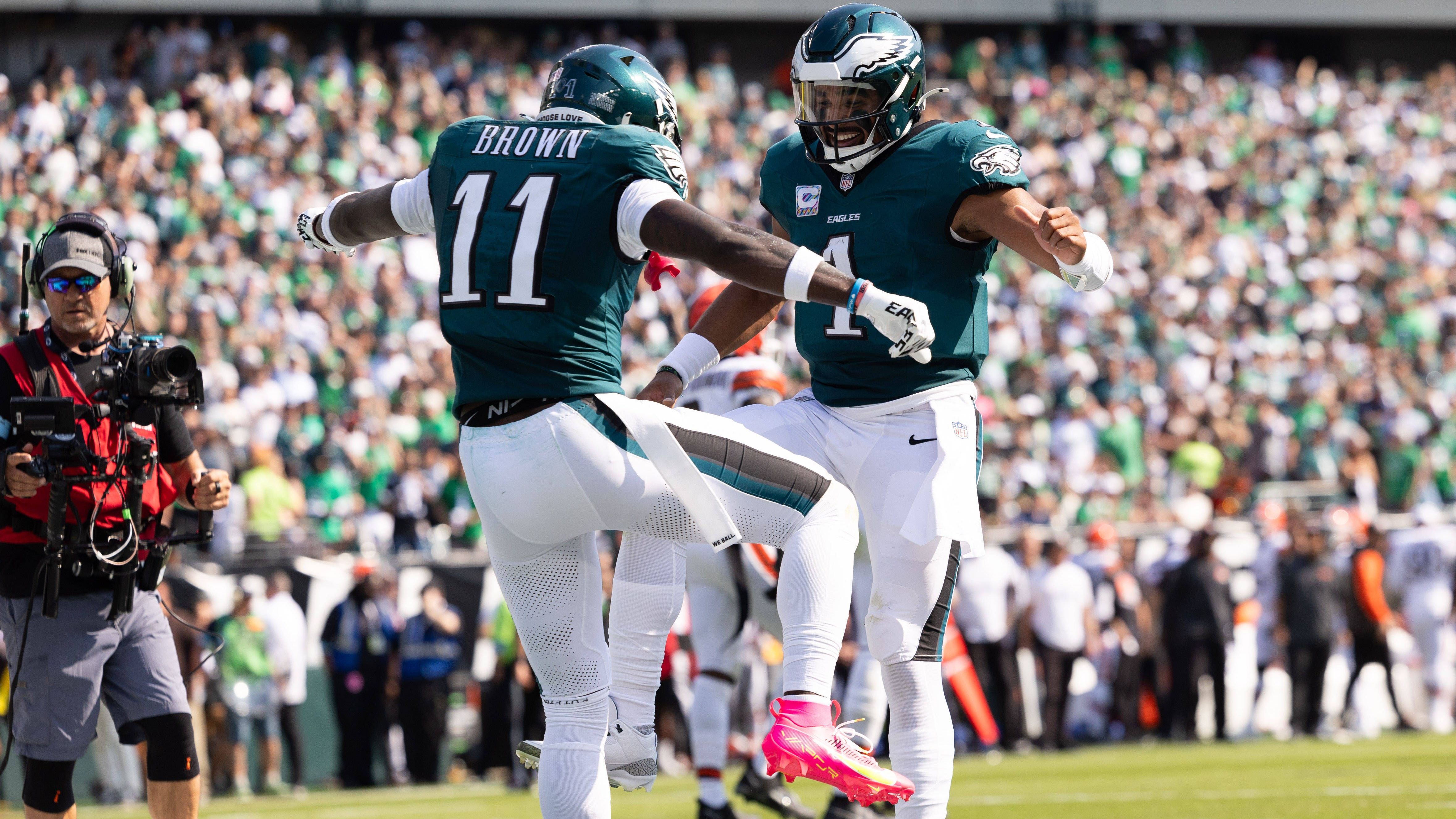 <strong>Platz 4: Jalen Hurts und A.J. Brown</strong><br>Bei den Philadelphia Eagles läuft es rund, sie führen die NFL East mit einer Bilanz von 9-2 an. Auch weil sie mit Jalen Hurts (r.) und A.J. Brown über eines der stärksten Quarterback-Receiver-Duos der NFL verfügen. Ihr Passer Rating liegt bei <strong>128,6</strong>.