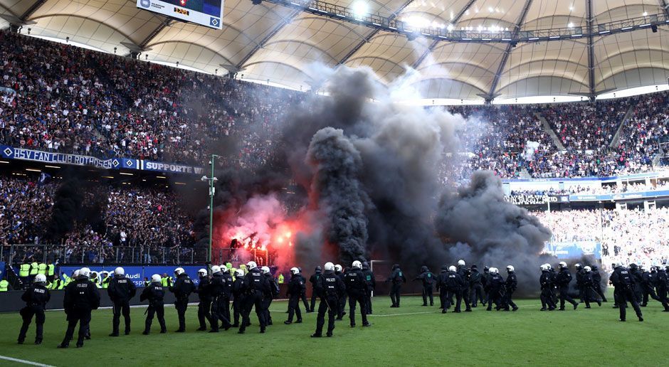 
                <strong>Schwere Ausschreitungen in Hamburg</strong><br>
                Dichter Rauch aus dem HSV-Fanblock. Kurz vor Schlusspfiff musste die Partie des HSV gegen Gladbach unterbrochen werden.
              