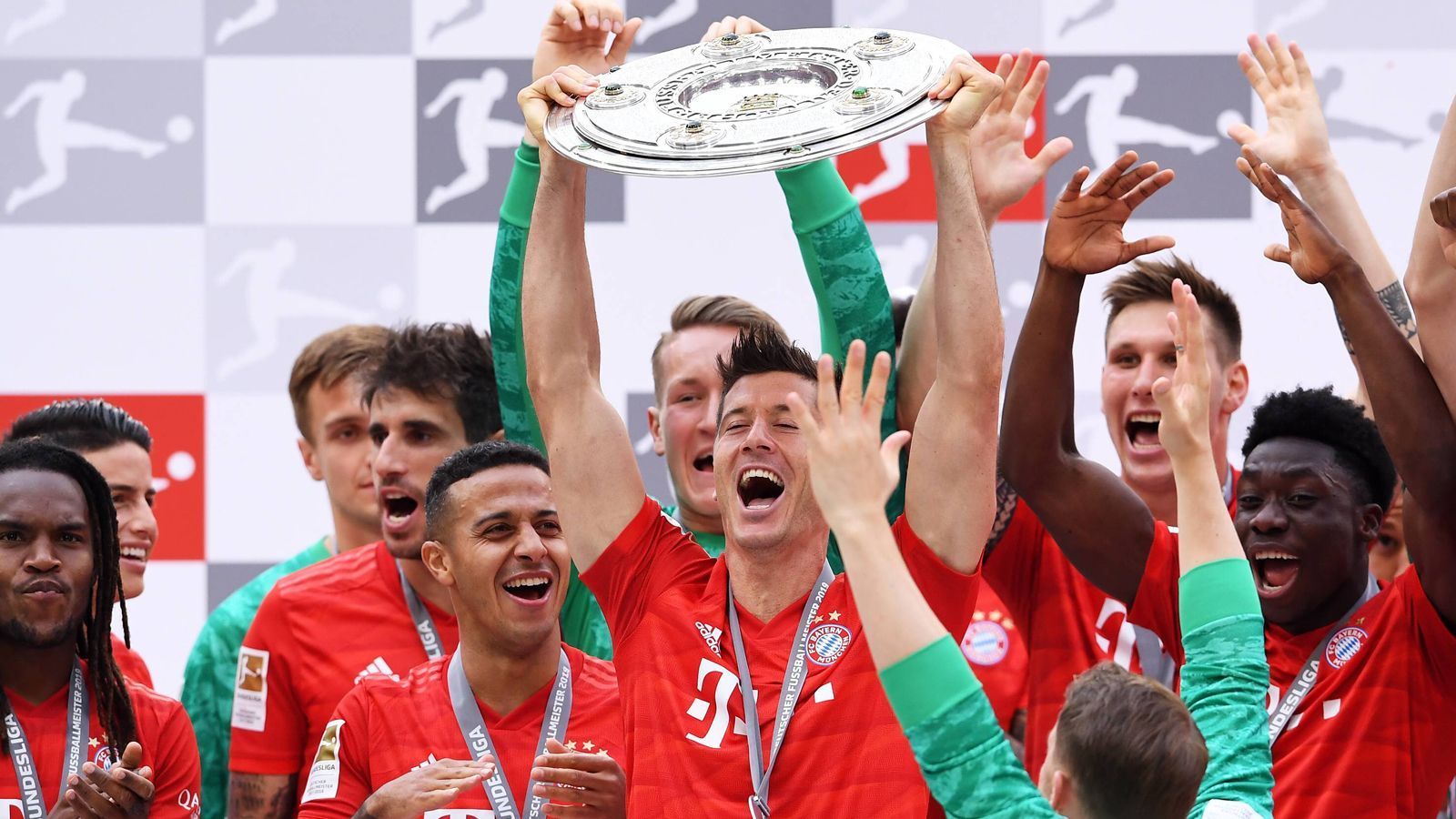 
                <strong>1. Spieltag</strong><br>
                Meister Bayern München startet 16. August in die Saison 2019/20. In der Allianz Arena wird dann Hertha BSC der Gegner im Auftaktspiel der neuen Bundesliga-Saison sein. Vizemeister Borussia Dortmund startet ebenfalls mit einem Heimspiel, empfängt den FC Augsburg.
              