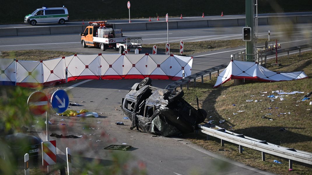 Beim Unfall eines mutmaßlichen Schleuserfahrzeugs auf der Autobahn 94 sind sieben Menschen gestorben und mehrere schwer verletzt worden.