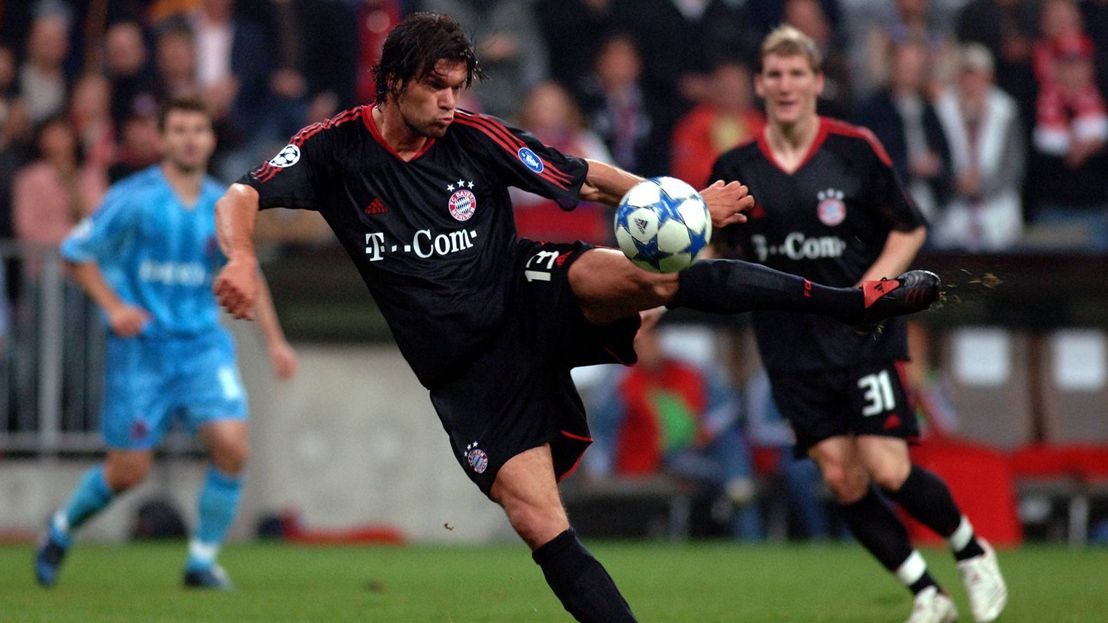 
                <strong>Zentrales Mittelfeld: Michael Ballack</strong><br>
                Auch "El Capitano" hatte das bayrische Mittelfeld über Jahre hinweg im Griff. 102 Assists in 157 Spielen für die Münchener und auch Ballack legte eine Weltkarriere hin. Die Champions League konnte er aber nicht gewinnen. Weder bei den Bayern, noch bei Chelsea oder in Leverkusen. 
              