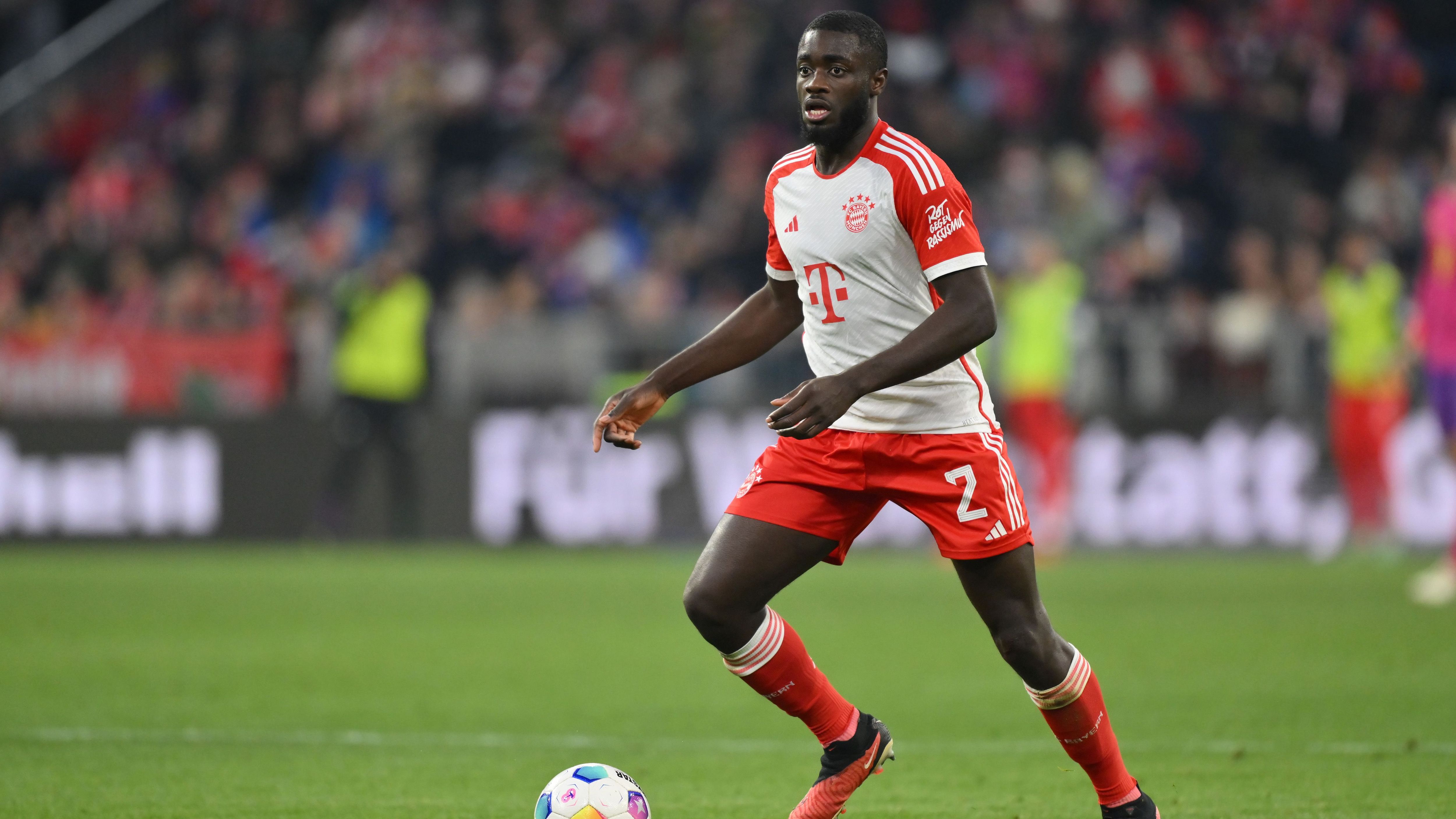 <strong>Dayot Upamecano</strong><br>Kommt für den verletzten Mazraoui früh ins Spiel und übernimmt dessen Rolle als Rechtsverteidiger. Hat im Defensivspiel mit den aggressiven Gegner so seine Probleme, nach vorne eher gehemmt. Dann versursacht er den Elfmeter zum 1:3 und fliegt vom Platz. <strong><em>ran</em>-Note: 5</strong>