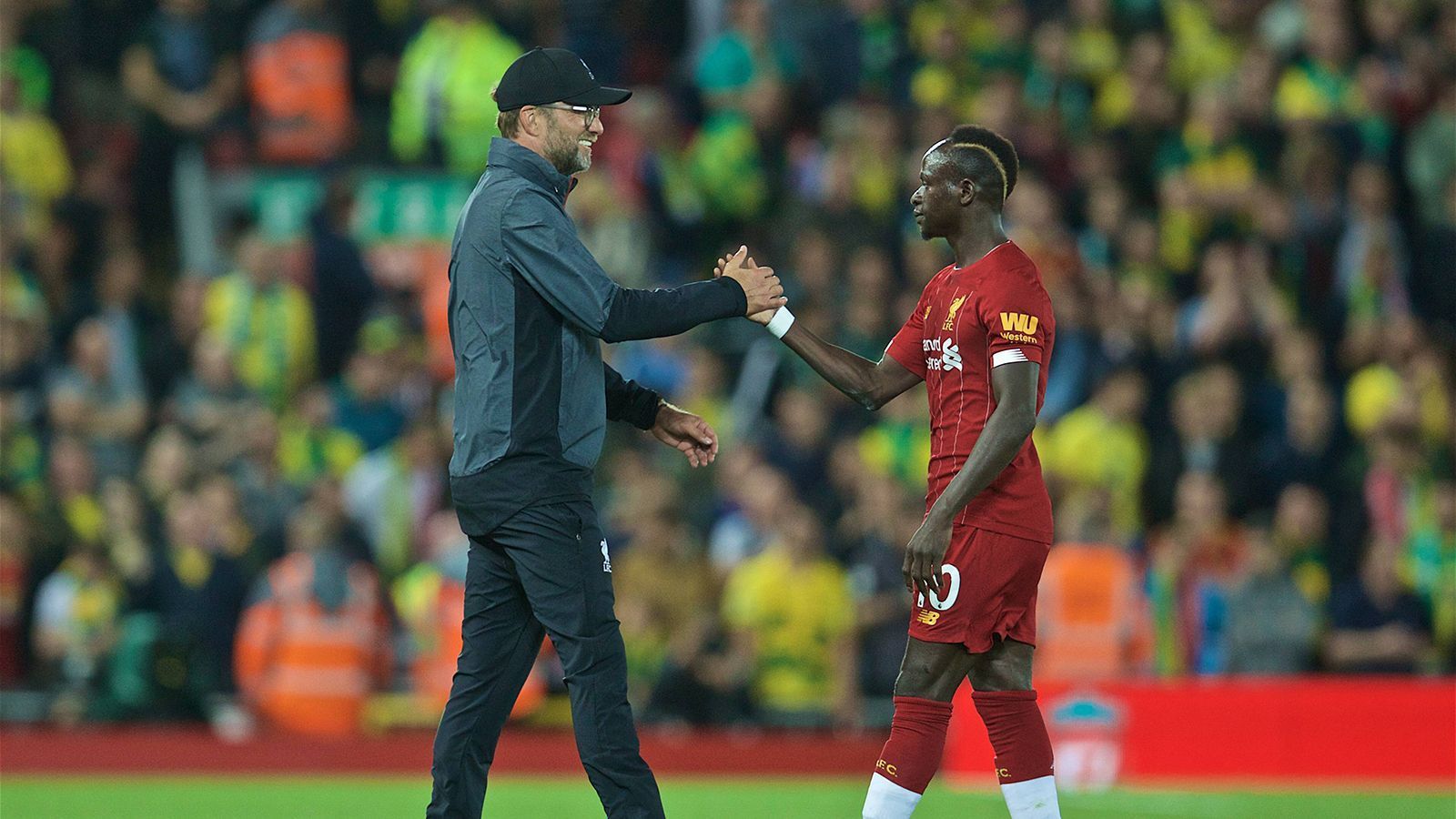 
                <strong>Sadio Mane (FC Liverpool)</strong><br>
                Mit seinem Wechsel zum FC Liverpool hat sich Klopp auch in neue Transferwelten begeben. Einer seiner ersten Wunschspieler war Mane, der 2016 für über 40 Mio. Euro nach England kommt. Viel Geld, aber mittlerweile hat sich auch diese Summe mehr als nur bezahlt gemacht.
              