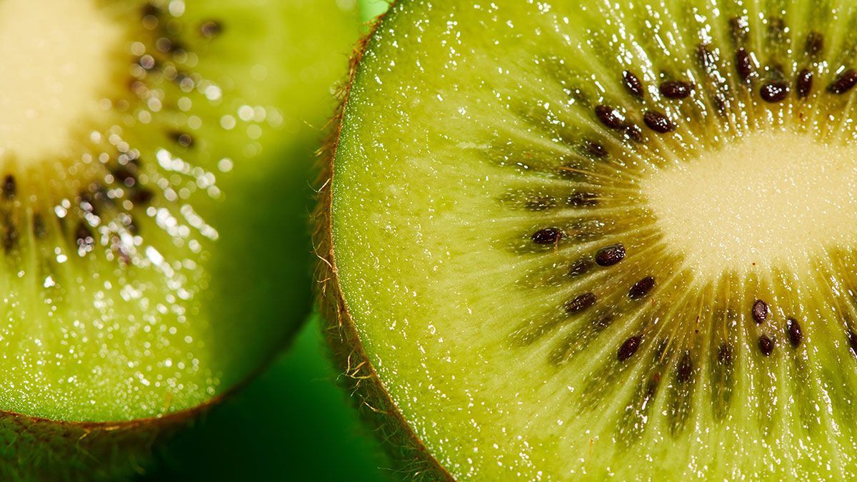 Die Zitrusfrucht Kiwi ist ein wahres Beauty-Mittel – in welchen Beauty DIY-Rezepten die Kiwi zum Einsatz kommen kann, verraten wir euch im Artikel. 