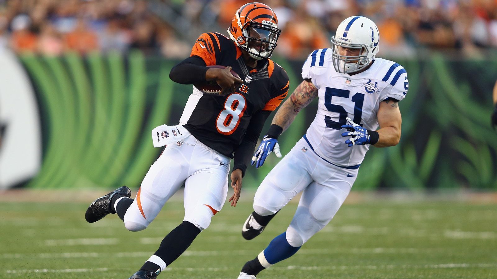 
                <strong>Cincinnati Bengals (2013, 2015)</strong><br>
                2013 absolvierte Johnson zwei Spiele für die Cincinnati Bengals, warf aber als Quarterback keinen einzigen Pass, sondern verzeichnete sieben Runs für 20 Yards. Die Bengals entließen Johnson nach einem Jahr. Im zweiten Anlauf 2015 wurde er noch vor der Regular Season wieder entlassen. 
              