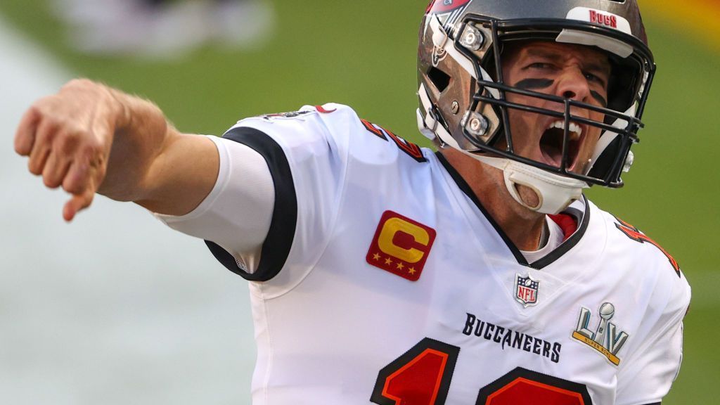 
                <strong>Buccaneers: Quarterback</strong><br>
                Der Quarterback eine Baustelle bei den Buccaneers? Nach 50 Touchdowns in dieser Saison? Ja, denn auch wenn Tom Brady (im Bild) das als Ziel anstrebt, er kann nicht ewig spielen. In der nächsten Saison ist Brady noch bei den Buccaneers, aber was passiert danach in Tampa Bay? Probleme auf der Quarterback-Position löst jeder GM am liebsten, bevor sie aufkommen. Zudem wird Blaine Gabbert, Bradys Backup, Free Agent und kommt womöglich nicht zurück. Jason Licht muss in dieser Offseason ein Auge auf junge Quarterbacks haben, die ab 2022 die Geschicke bei den Buccaneers übernehmen können, wenn es sein muss.
              