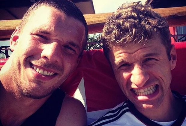 
                <strong>Best Buddy</strong><br>
                Kurze Trainingspause - schnelles Selfie: die Zwei haben allen Grund zum Strahlen. Lukas Podolski postet auf Instagram ein Foto mit dem WM-Torjäger Thomas Müller. 
              