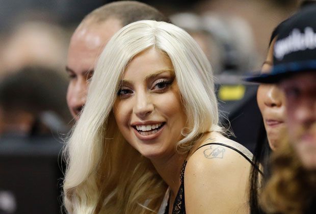 
                <strong>Gaga-Sieg für Alba gegen die Spurs</strong><br>
                Hoher Besuch in der Berliner O2-World: Lady Gaga schaute sich das Basketball-Testspiel zwischen Alba Berlin und den San Antonio Spurs an - und sah direkt mal einen Berliner Sieg. Alba gewann mit 94:93 gegen den fünfmaligen NBA-Champion.
              