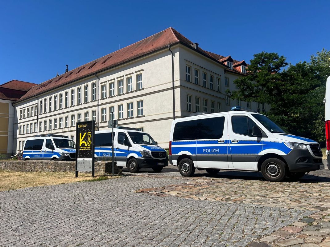 Wegen des Verdachts der Untreue werden derzeit die Räume der CDU, SPD und AfD im Landtag von Sachsen-Anhalt durchsucht.