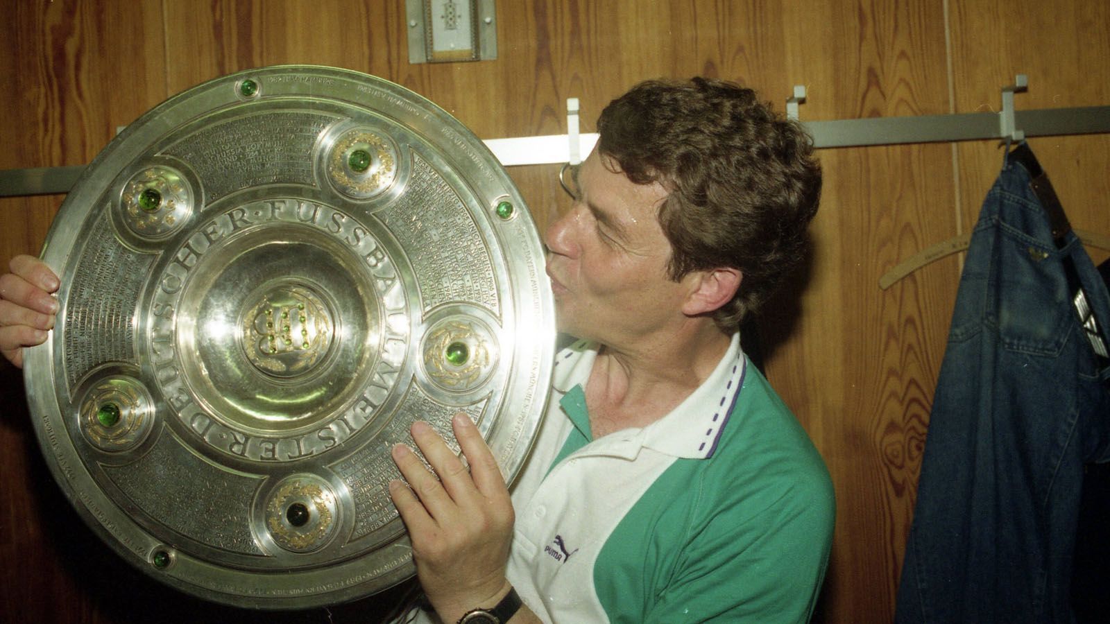 
                <strong>Die Ära Otto Rehhagel</strong><br>
                14 Jahre lang war Otto Rehhagel das Gesicht an Bremens Seitenlinie. Seine 493 Bundesligaspiele am Stück als Trainer eines Vereins sind noch heute Rekord. In seiner Ära gewann Bremen zwei Meisterschaften, zweimal den DFB-Pokal und 1992 den Europapokal der Pokalsieger.
              