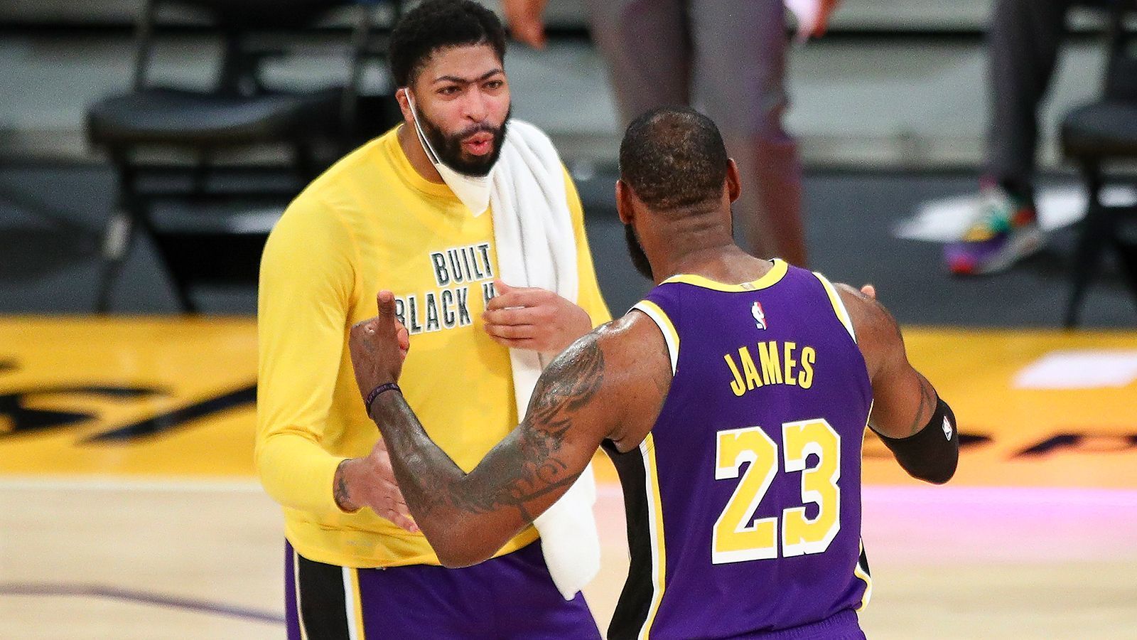 
                <strong>Der Champion kommt immer mehr ins Wanken</strong><br>
                Die Los Angeles Lakers wollen ihren Titel aus dem letzten Jahr unbedingt verteidigen, doch aktuell sieht es nicht sonderlich gut aus. Der amtierende Champion steht gerade so auf den Playoff-Plätzen, das Heimrecht in weiter Ferne. Das liegt auch den wochenlangen Verletzungen der beiden Superstars LeBron James und Anthony Davis. James kam neulich erst zurück, zog sich allerdings direkt wieder ein kleineres Wehwehchen zu. Davis findet langsam wieder seinen Rhythmus. Bis zu den Playoffs muss alles wieder passen, sonst wird es eng mit der Titelverteidigung.
              
