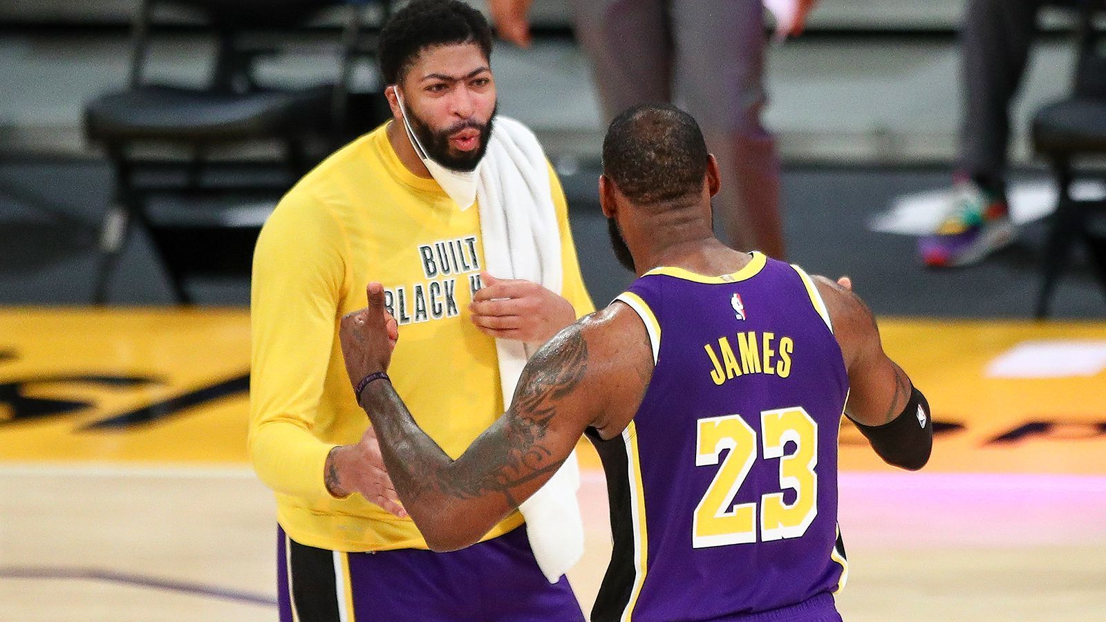 
                <strong>Der Champion kommt immer mehr ins Wanken</strong><br>
                Die Los Angeles Lakers wollen ihren Titel aus dem letzten Jahr unbedingt verteidigen, doch aktuell sieht es nicht sonderlich gut aus. Der amtierende Champion steht gerade so auf den Playoff-Plätzen, das Heimrecht in weiter Ferne. Das liegt auch den wochenlangen Verletzungen der beiden Superstars LeBron James und Anthony Davis. James kam neulich erst zurück, zog sich allerdings direkt wieder ein kleineres Wehwehchen zu. Davis findet langsam wieder seinen Rhythmus. Bis zu den Playoffs muss alles wieder passen, sonst wird es eng mit der Titelverteidigung.
              