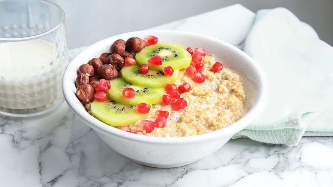 Schon morgens in Hochstimmung mit der Quinoa Bowl mit Granatapfel und Kiwi