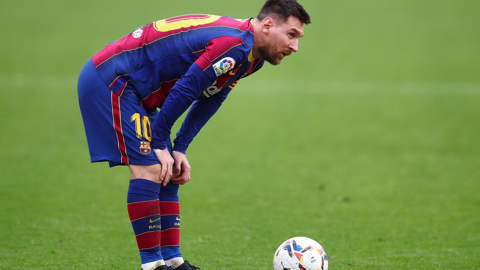 
                <strong>Lionel Messi (FC Barcelona)</strong><br>
                Vertrag endet: 2021Ursprünglich wollte Lionel Messi dem FC Barcelona schon 2020 den Rücken kehren, doch um keinen Streit um die Ablösesumme vom Zaun zu brechen, erfüllt der Argentinier seinen Vertrag nun doch. Die Chancen auf einen Verbleib bei den Katalanen dürften aber schecht stehen. Dem hoch verschuldeten Klub fehlt schlicht das Geld, um das bisherige Gehalt des sechsmaligen Weltfußballers auch nur annähernd aufzubringen. Auch die sportliche Perspektive sieht alles andere als rosig aus: Die Champions League ist nach dem Achtelfinale beendet, in der Meisterschaft spielen die "Blaugrana" nur die zweite oder dritte Geige. Der neue Präsident Joan Laporta will zwar alles tun, um "la Pulga" zu binden, doch das dürfte sich weit komplizierter gestalten als der Weg auf den Barca-Thron. Messi wurde besonders mit Paris St. Germain und Manchester City in Verbindung gebracht. Die Franzosen werden von Landsmann Mauricio Pochettino trainiert, die Engländer von Pep Guardiola, unter dem Messi in Barcelona seine größten Erfolge feierte.
              