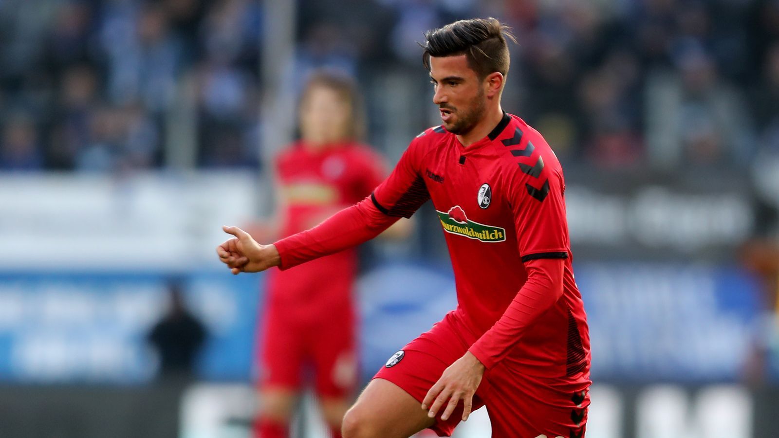 
                <strong>Marco Terrazzino (SC Freiburg)</strong><br>
                Der SC Freiburg muss zum Saisonauftakt auf Offensivspieler Marco Terrazzino verzichten. Der 28-Jährige erlitt Anfang August im Training einen Innenbandriss im Knie. Terrazzino wird dem Team von Trainer Christian Streich damit mehrere Wochen fehlen. 
              