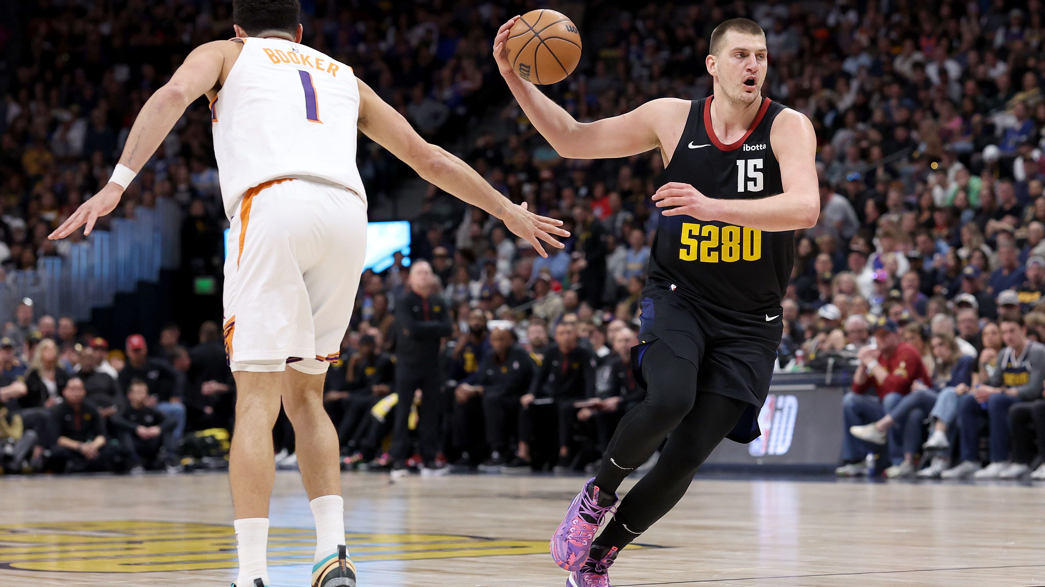 <strong>Nikola Jokic (Denver Nuggets)</strong><br>Kategorie: Most Valuable Player<br>Position: Center<br>Stats der Regular Season: 26,4 Punkte, 9,0 Assists, 12,4 Rebounds