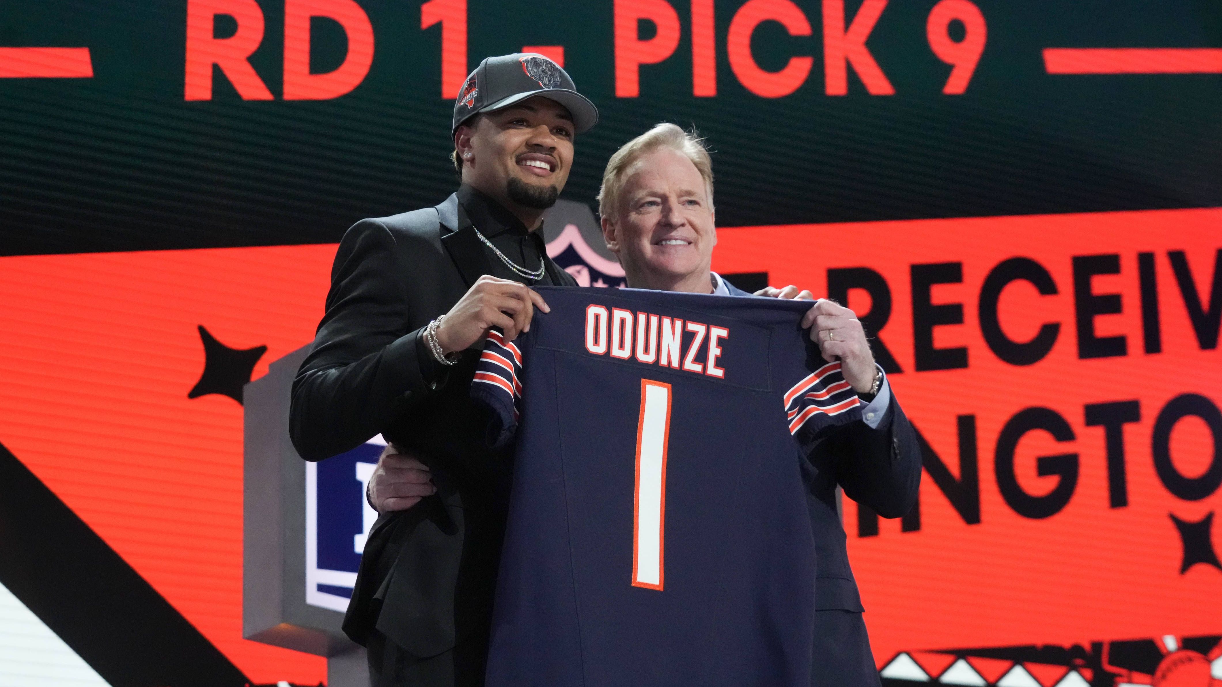 <strong>Gewinner: Chicago Bears</strong><br>Mit Quarterback Caleb Williams landete die Franchise wie erwartet mit dem 1. Pick den <a data-li-document-ref="363030" href="https://www.ran.de/sports/american-football/nfl/news/nfl-draft2024-chicago-bears-mit-dem-letzten-puzzlestueck-caleb-williams-ist-die-rettung-der-franchise-363030">Hoffnungsträger auf eine rosige Zukunf</a>t. Aber damit nicht genug. Chicago tradete zudem den 9. Pick nicht für weitere Picks, da ihnen in Rome Odunze unerwartet ein exzellenter Wide Receiver in die Hände fiel, der die Offense noch vielseitiger und potenter macht. Williams und Odunze sind ein echtes Statement!