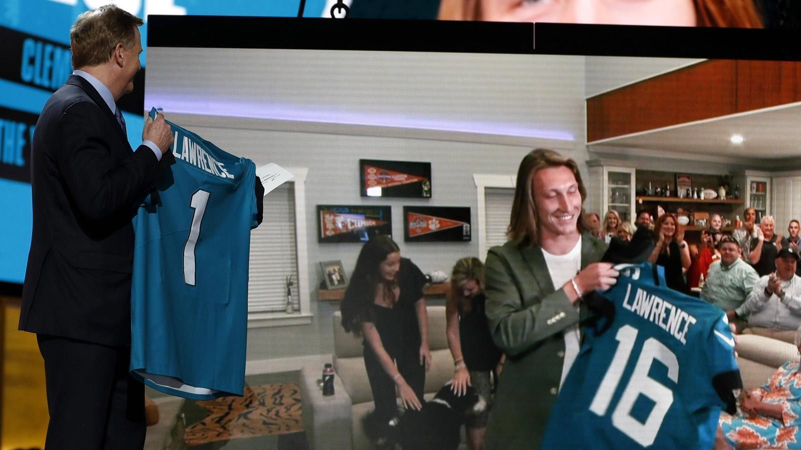 
                <strong>Platz 29 - Jacksonville Jaguars</strong><br>
                Mit Star-Quarterback Trevor Lawrence (im Bild, rechts) holten die Jaguars am ersten Draft-Abend ihren neuen Franchise-Quarterback, der Travies-Etienne-Pick verwunderte jedoch - die Jaguars haben schlicht größere Baustellen als auf der Running-Back-Position. Lawrence gibt der Franchise langfristig die Möglichkeit, wieder um die Playoffs zu spielen - doch bis dahin braucht Jacksonville Zeit.
              