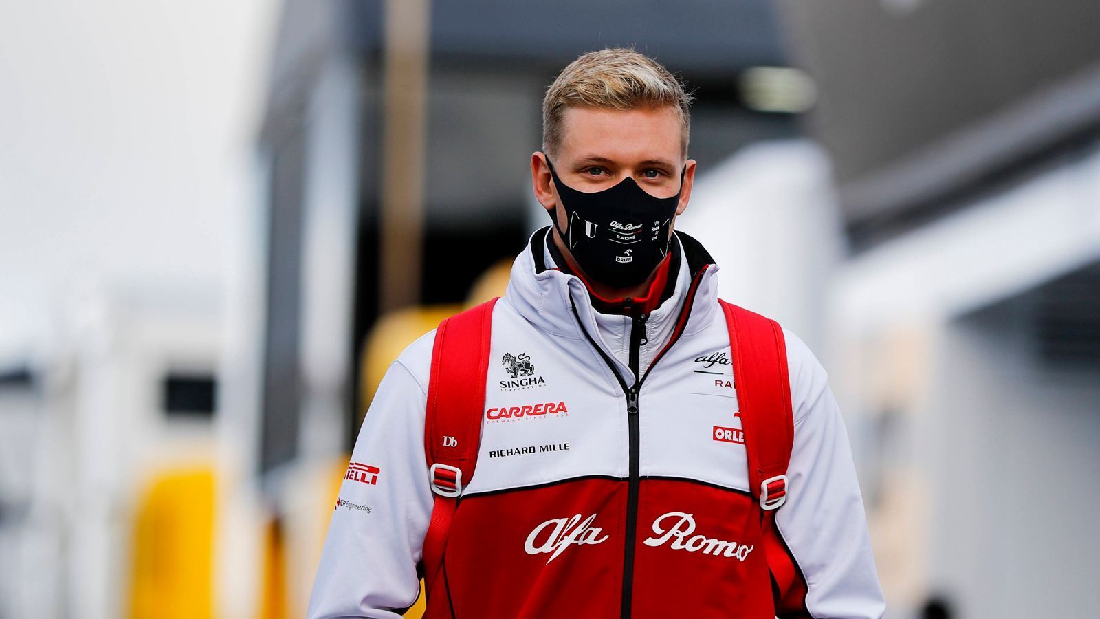 
                <strong>Die Optionen</strong><br>
                Was bleibt also? Auch Alfa Romeo ist Kunde von Ferrari, da hat die Scuderia aber keinen Einfluss auf die Fahrerwahl. In der Vergangenheit war Schumacher schon bei dem Traditionsrennstall im Gespräch, bevor es dann zu Haas ging. Valtteri Bottas ist bei Alfa Romeo gesetzt, Rookie Guanyu Zhou schlägt sich ordentlich und bringt zudem Sponsorengelder mit. Schwierig.
              