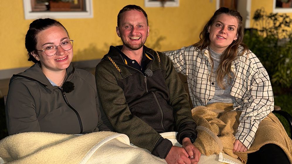 Christoph und seine Hofdamen verbringen eine kuschelige Nacht im Freien. Mit Decken gewärmt lernen sie sich unter dem Sternenhimmel kennen.