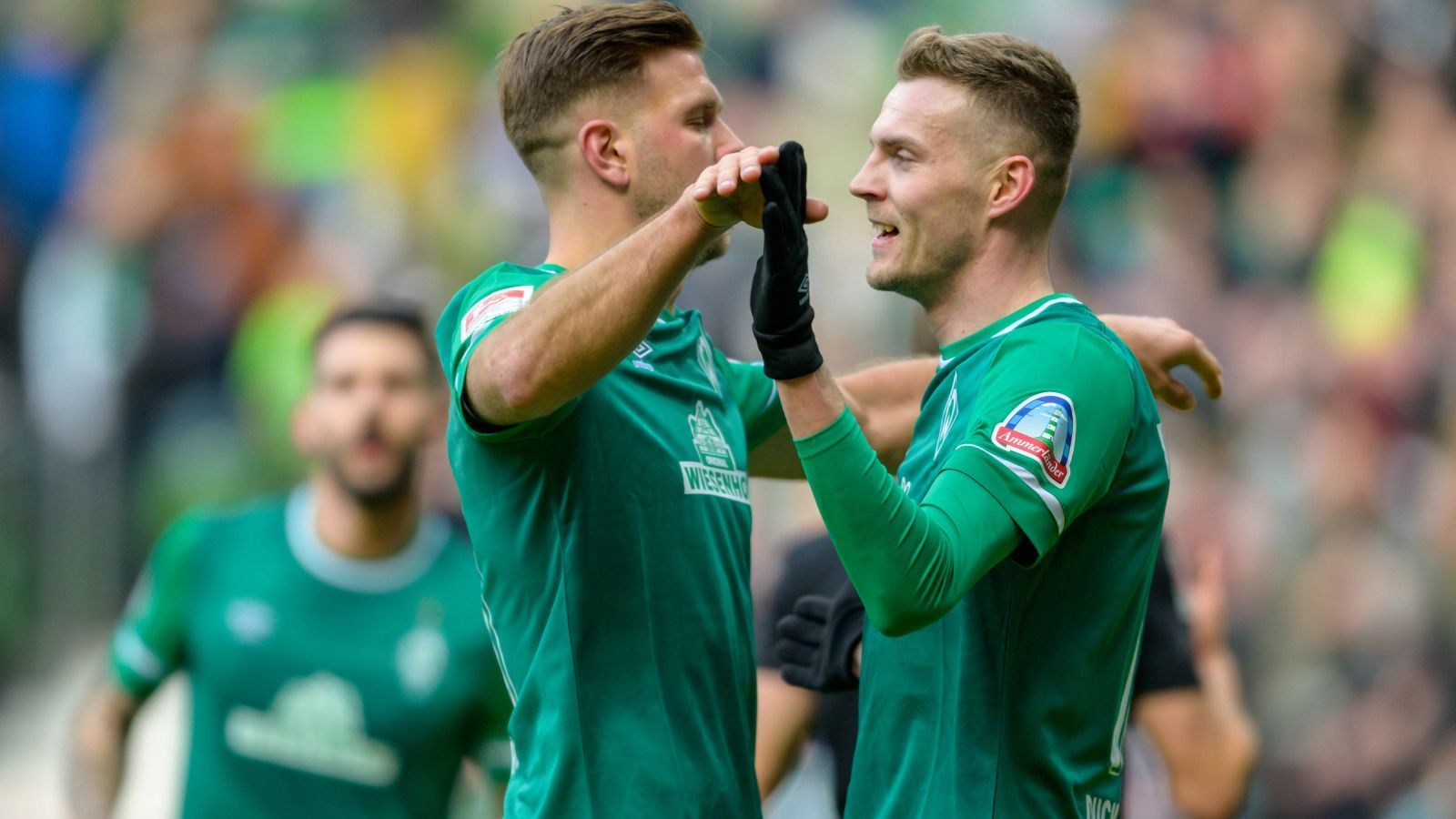 
                <strong>Marvin Ducksch und Niclas Füllkrug (SV Werder Bremen)</strong><br>
                Gegner von Schalke an diesem Wochenende ist übrigens Werder Bremen. Die haben ihrerseits auch ein brandgefährliches Sturmduo mit Niclas Füllkrug und Marvin Ducksch. Gerade Letzterer ist das Zentrum der Werder-Offensive und schießt teilweise auch die Standards, kaum etwas geht ohne ihn. Logisch, dass "die hässlichen Vögel", wie sie sich selbst einst tauften, im Schlussspurt der Saison in Bestform sein müssen, wenn es mit dem Aufstieg klappen soll.
              