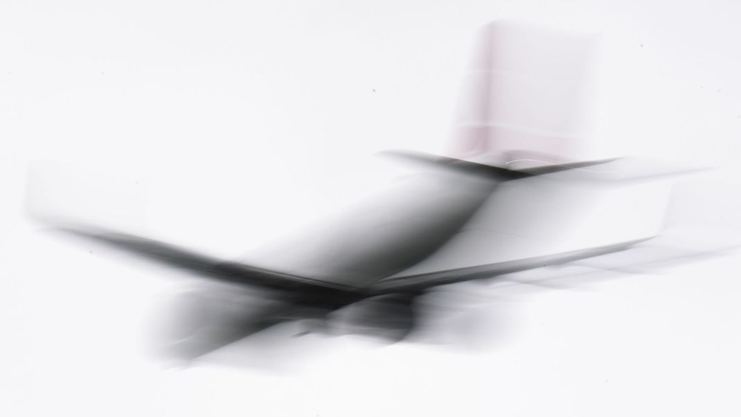 Auf dem Bild ist ein schemenhaftes Passagierflugzeug zu sehen.