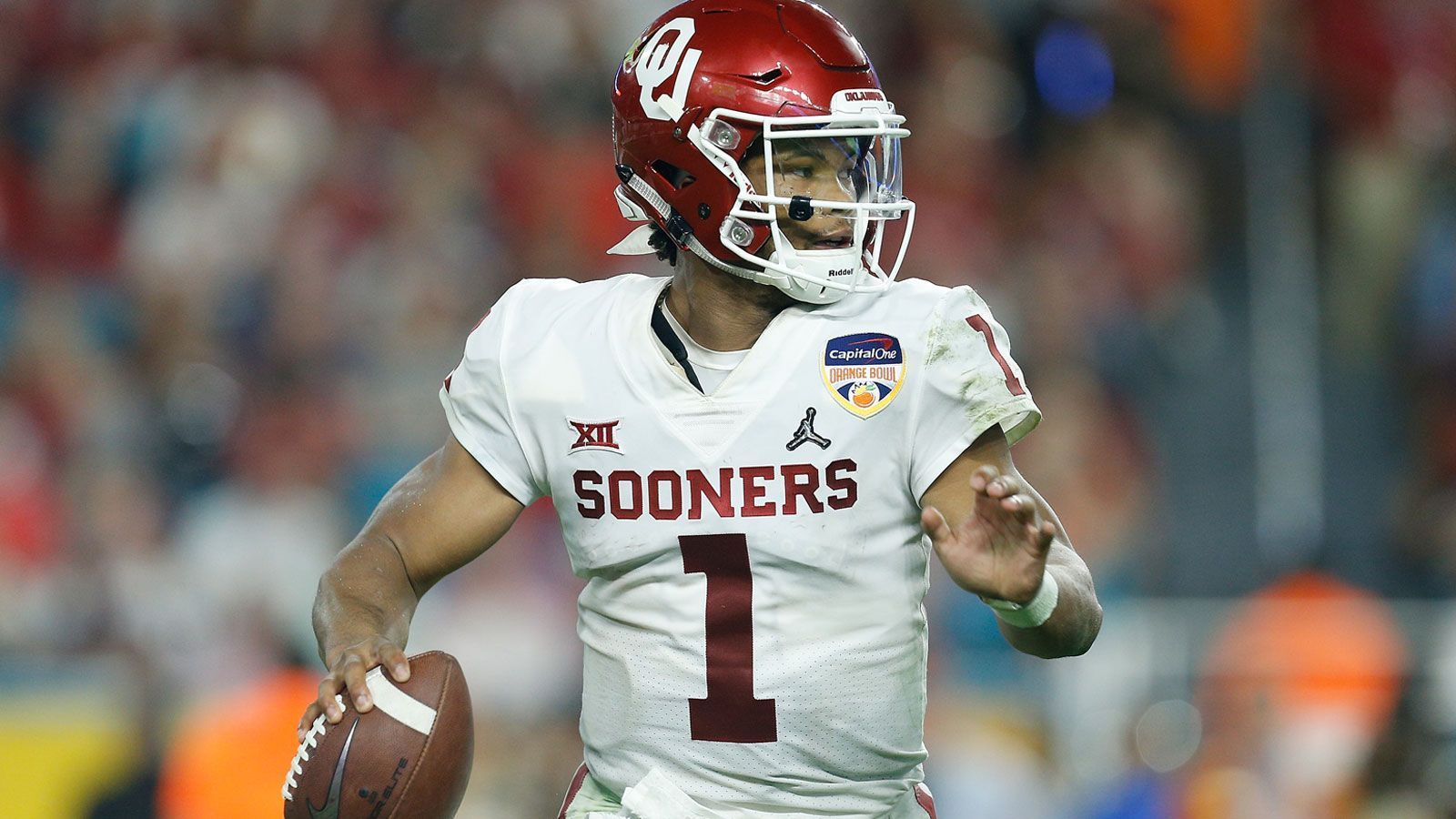 
                <strong>Quarterback U</strong><br>
                Bei den Spielmachern sehen die US-Experten ein enges Rennen zwischen der University of Southern California und der University of Oklahoma. Während Letztere mit Jason White, Sam Bradford, Baker Mayfield und Kyler Murray (Foto) in den vergangenen Jahren gleich vier Heisman-Trophy-Gewinner vorweisen konnte, überzeugte die USC auf der Spielmacher-Position vor allem mit Beständigkeit: Carson Palmer, Matt Leinart, Mark Sanchez, Matt Barkley, Cody Kessler und Sam Darnold trugen alle das Trikot der Trojans. Interessant: Alabama landet bei ESPN nur auf Platz 33. Zwar dominieren die Crimson Tide seit Jahren den College-Football, sie kamen dabei aber meist ohne Elite-Quarterback aus - eine Ausnahme bildet dabei ihr aktueller Starter und designierter NFL-Star Tua Tagovailoa.
              